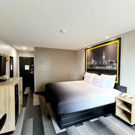 Super 8 By Wyndham Cedar Rapids Otel Dış mekan fotoğraf