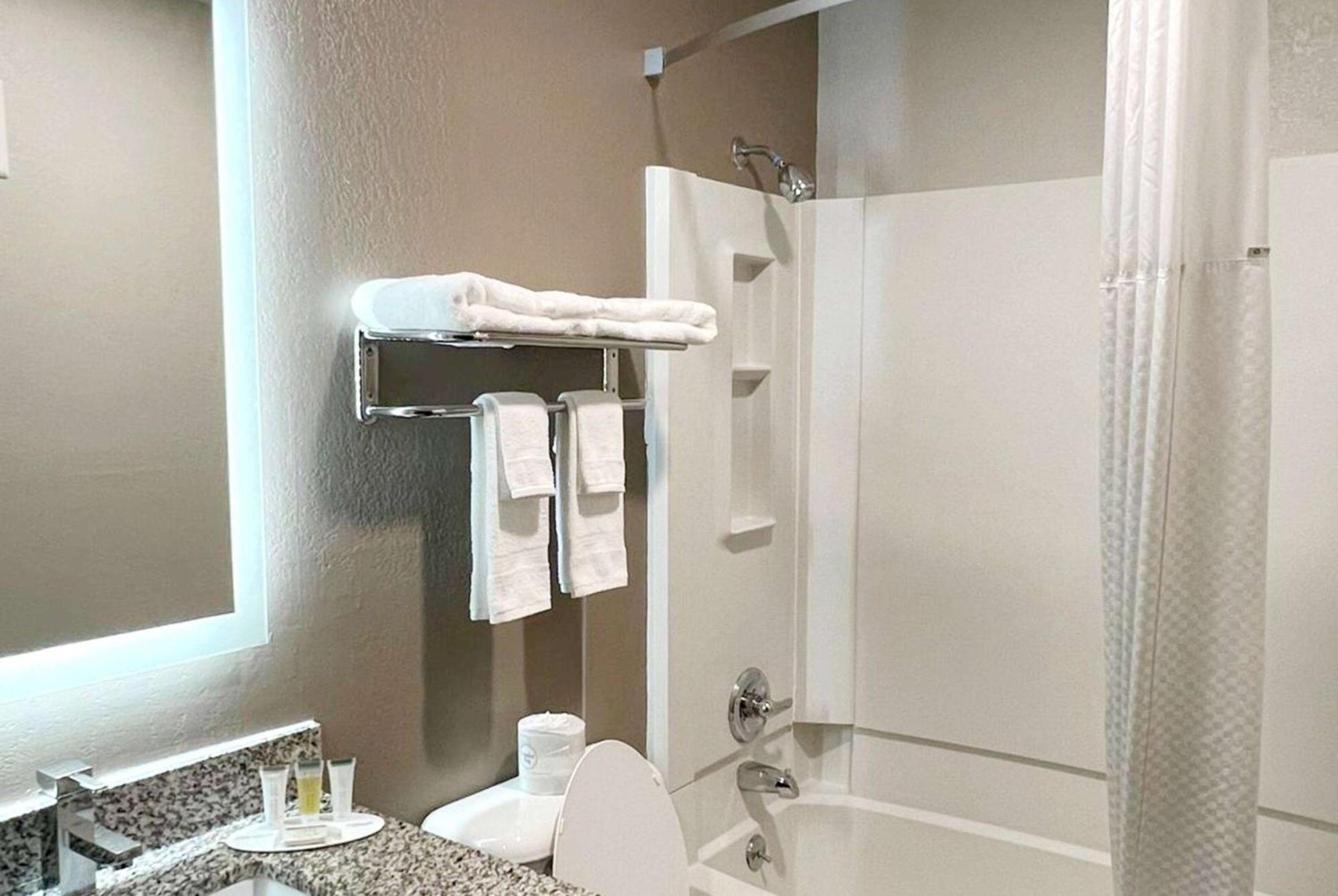 Super 8 By Wyndham Cedar Rapids Otel Dış mekan fotoğraf