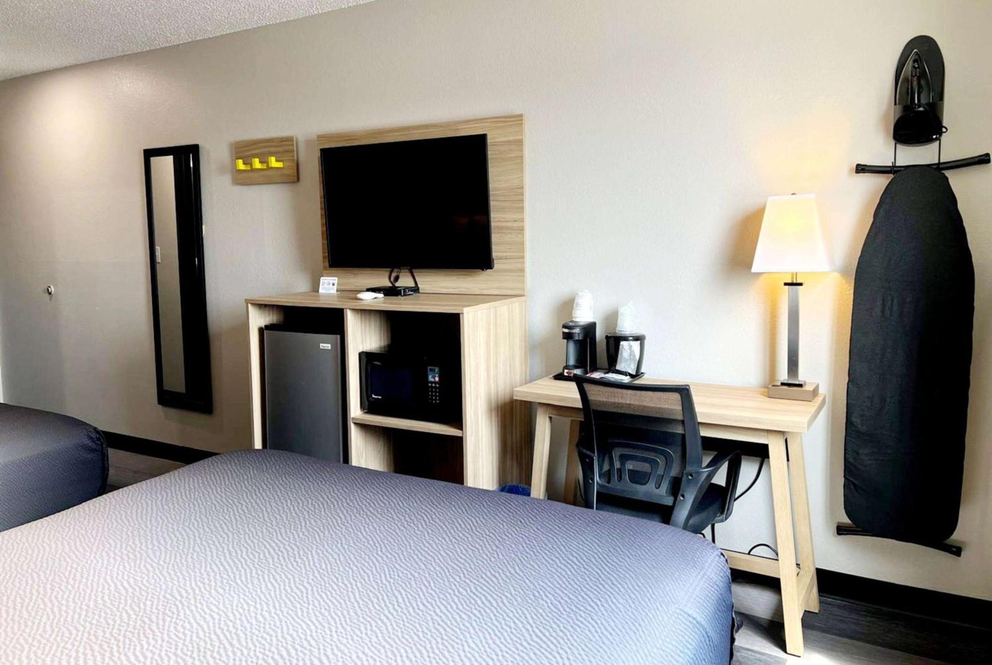 Super 8 By Wyndham Cedar Rapids Otel Dış mekan fotoğraf