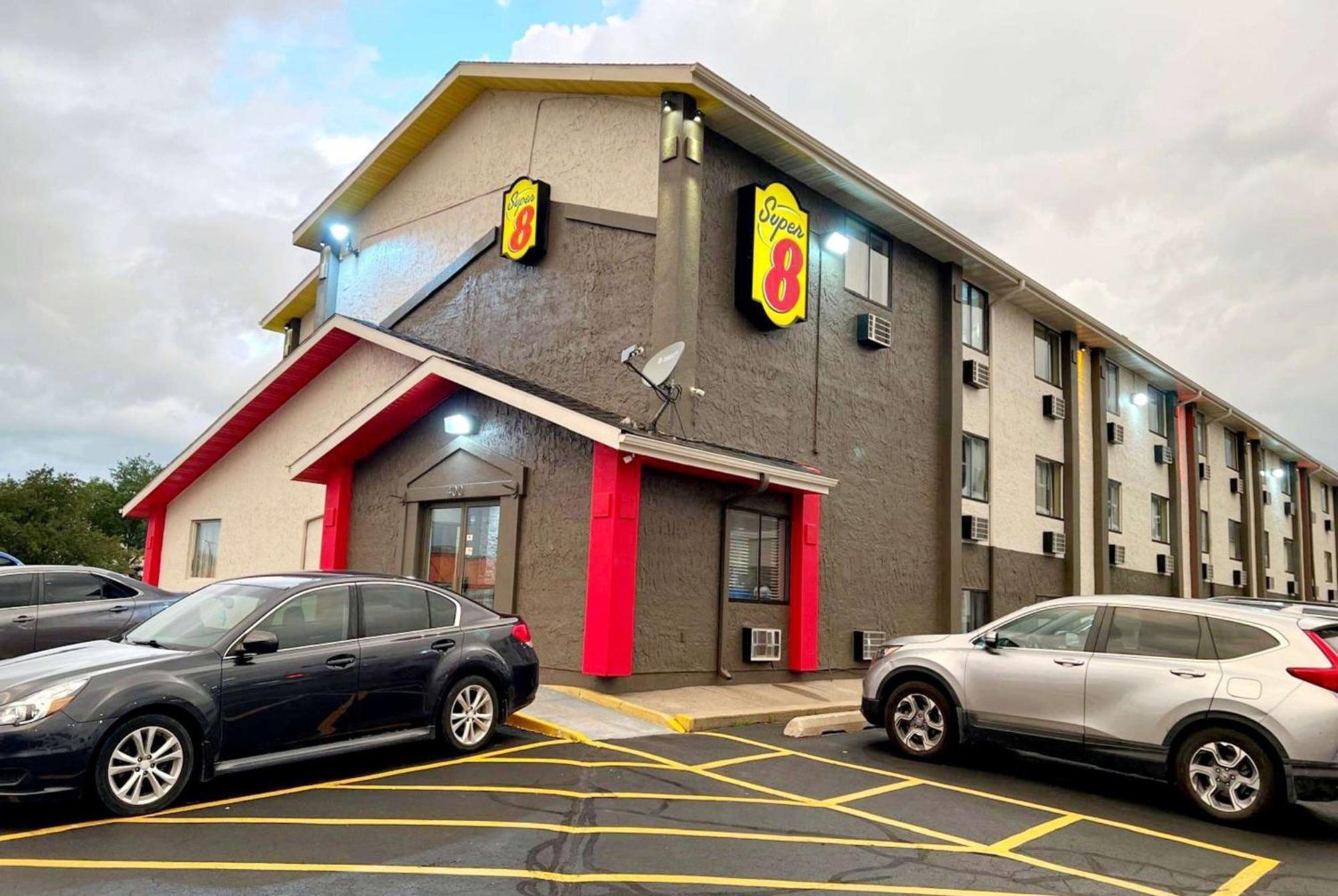 Super 8 By Wyndham Cedar Rapids Otel Dış mekan fotoğraf