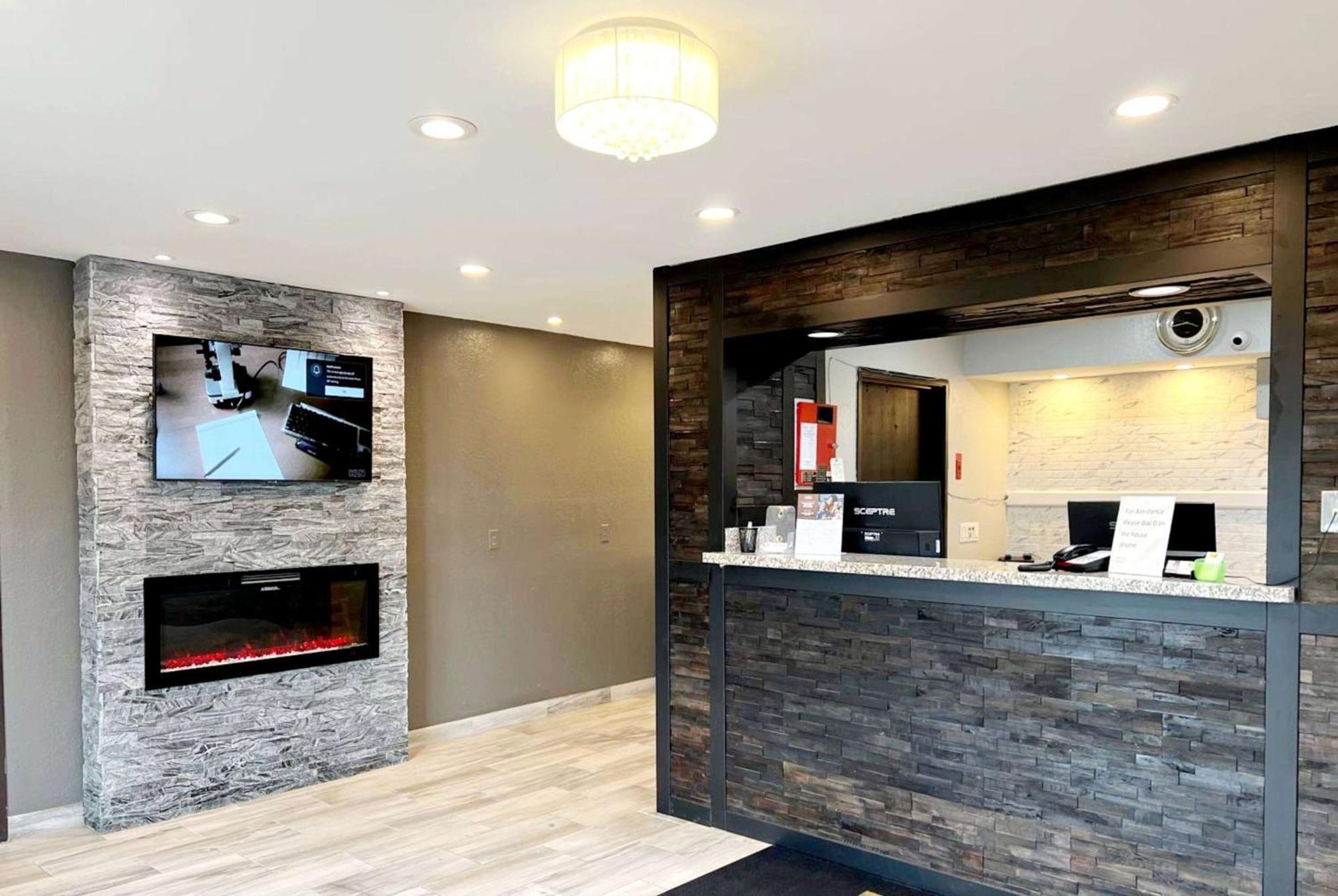 Super 8 By Wyndham Cedar Rapids Otel Dış mekan fotoğraf