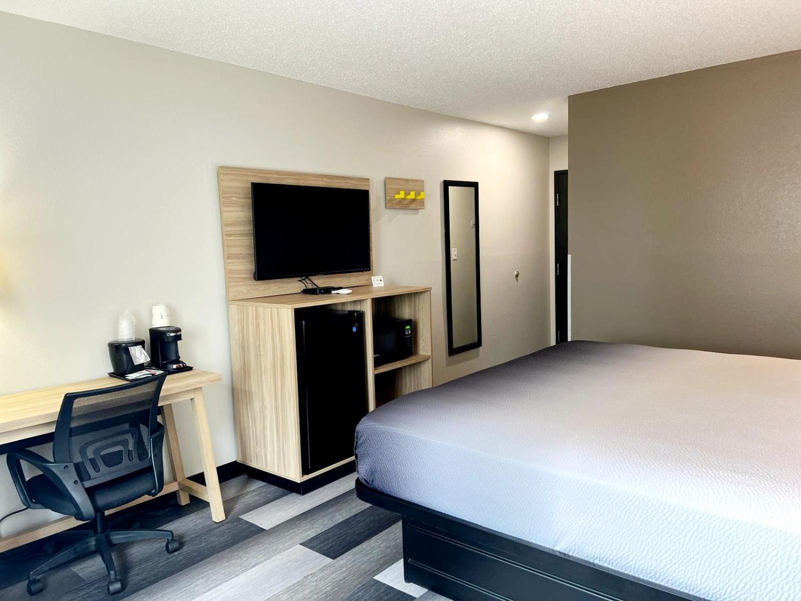 Super 8 By Wyndham Cedar Rapids Otel Dış mekan fotoğraf
