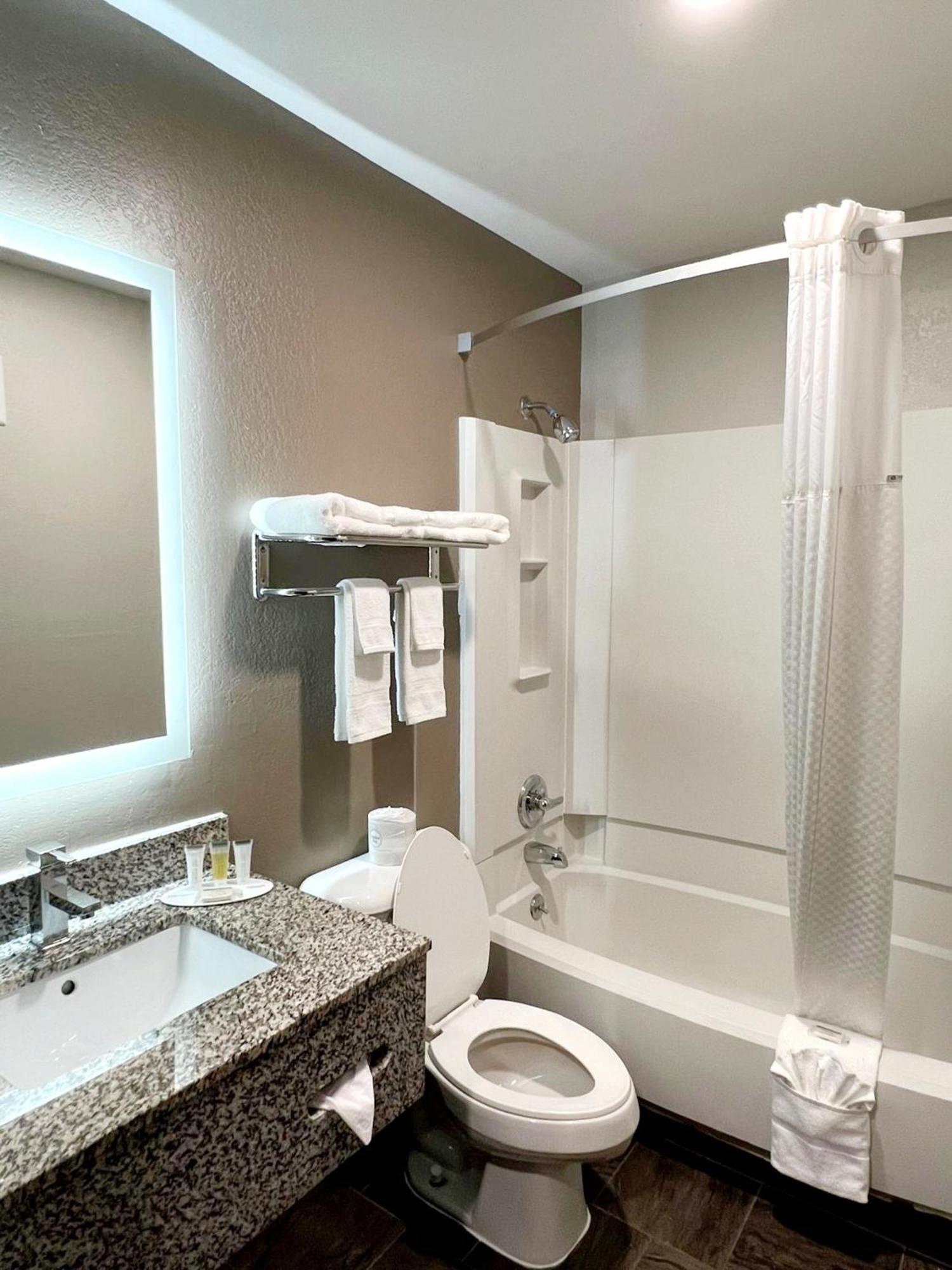 Super 8 By Wyndham Cedar Rapids Otel Dış mekan fotoğraf