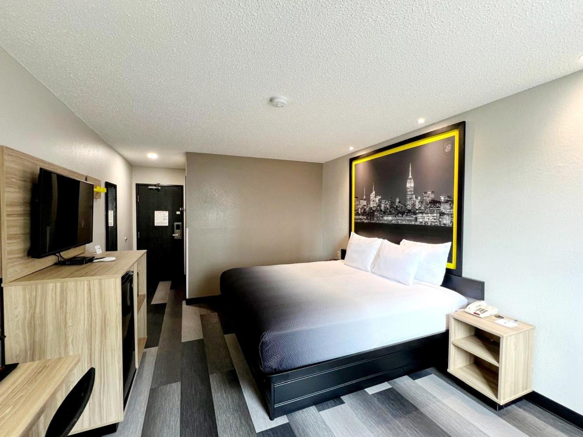 Super 8 By Wyndham Cedar Rapids Otel Dış mekan fotoğraf