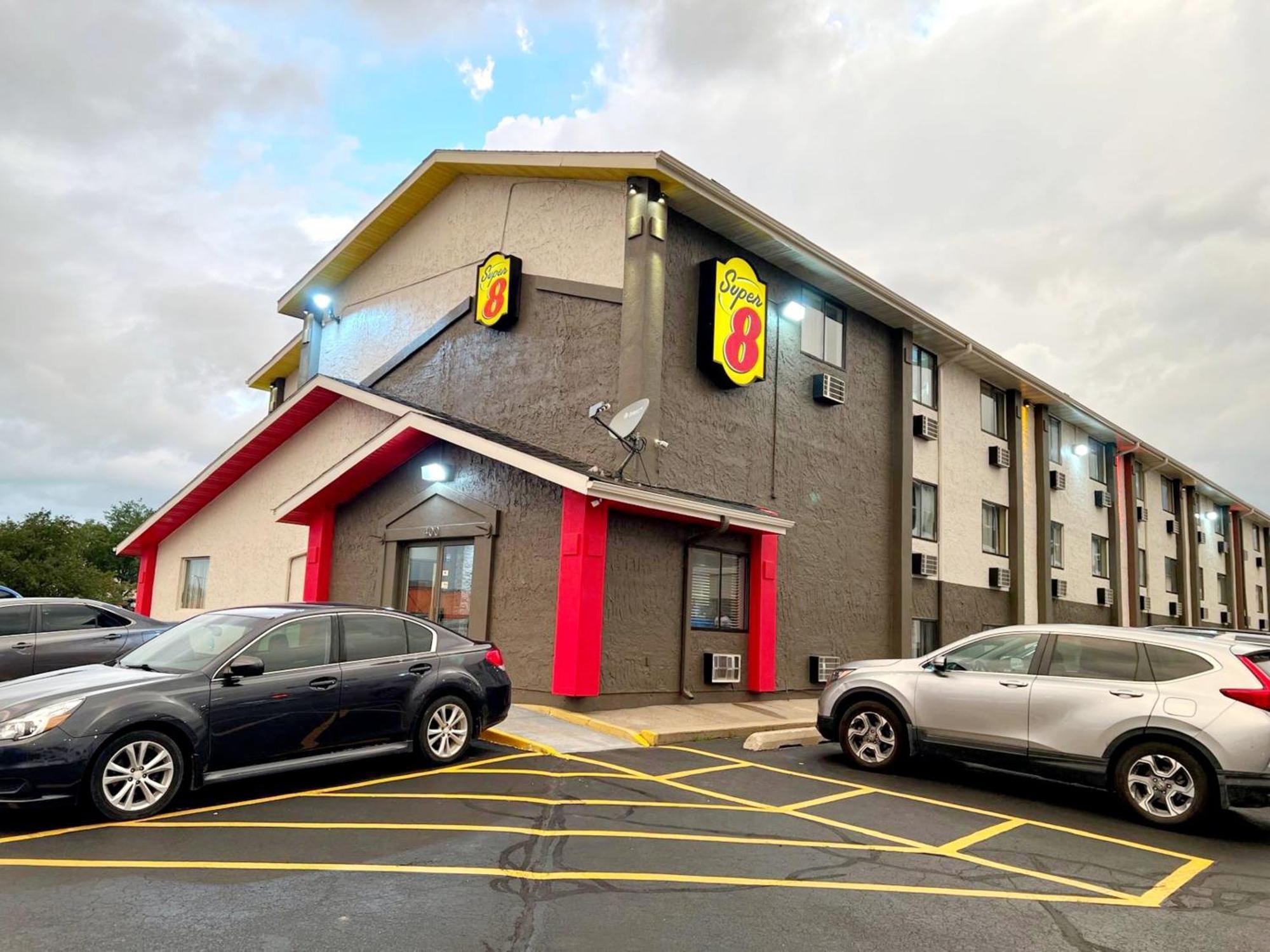 Super 8 By Wyndham Cedar Rapids Otel Dış mekan fotoğraf