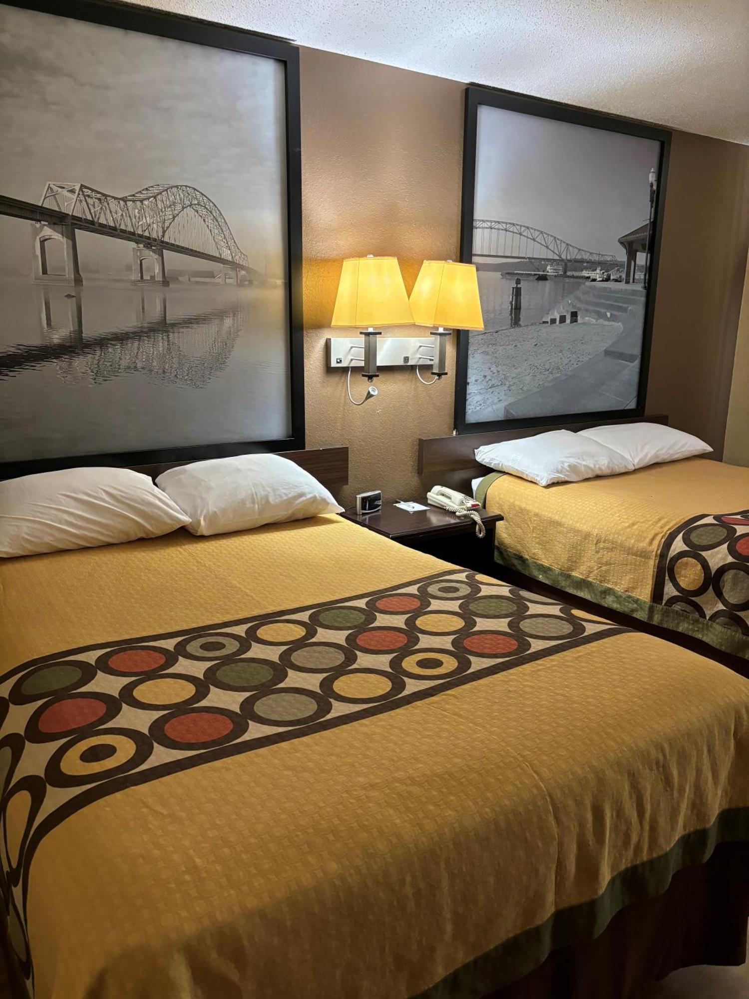 Super 8 By Wyndham Cedar Rapids Otel Dış mekan fotoğraf