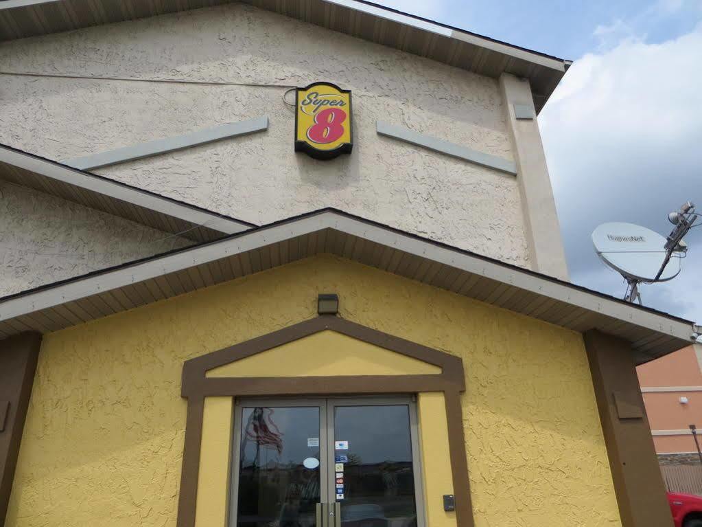 Super 8 By Wyndham Cedar Rapids Otel Dış mekan fotoğraf