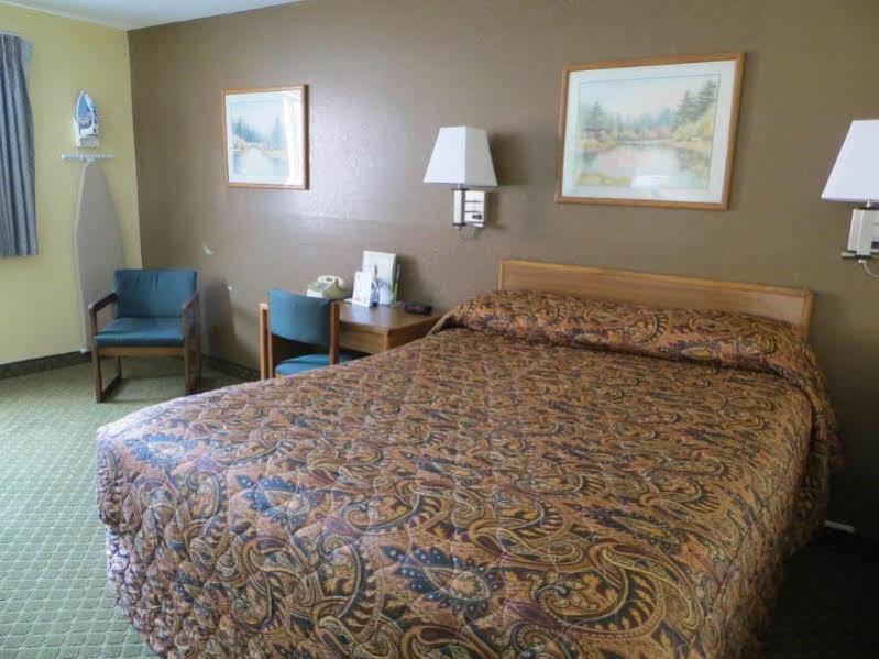 Super 8 By Wyndham Cedar Rapids Otel Dış mekan fotoğraf