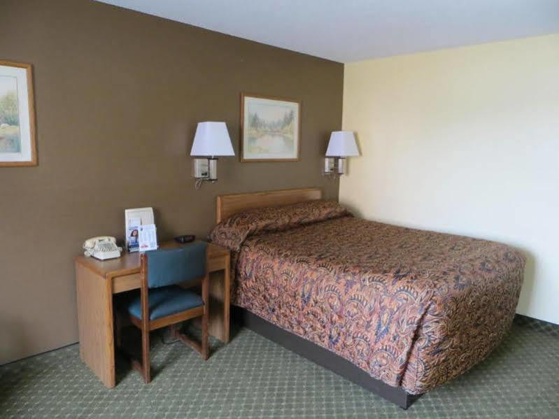 Super 8 By Wyndham Cedar Rapids Otel Dış mekan fotoğraf