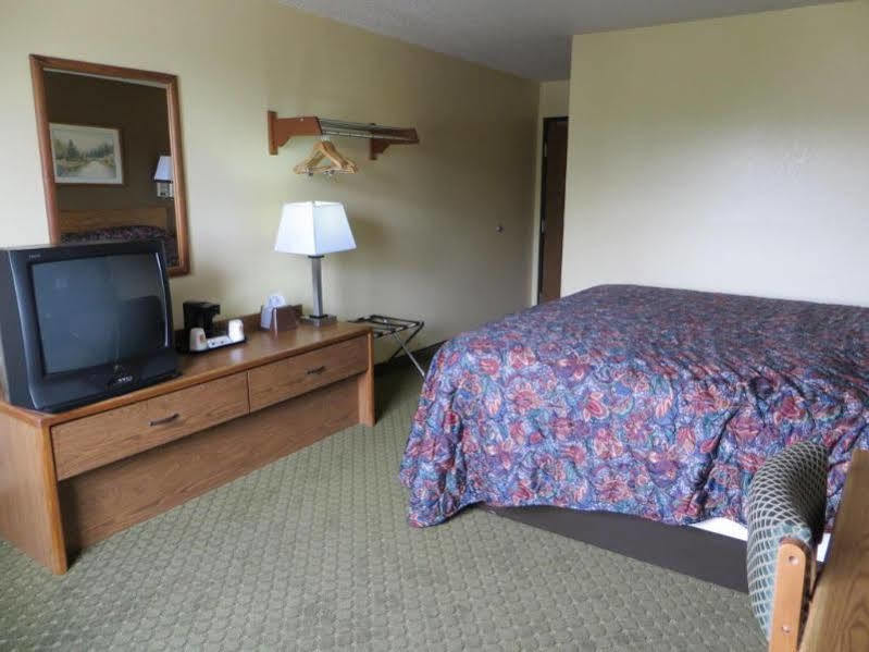Super 8 By Wyndham Cedar Rapids Otel Dış mekan fotoğraf