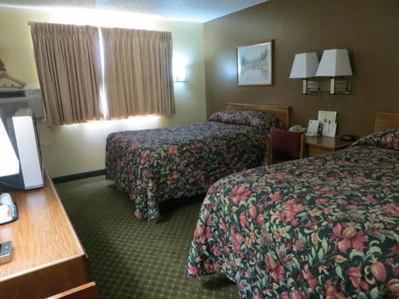 Super 8 By Wyndham Cedar Rapids Otel Dış mekan fotoğraf